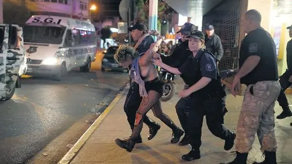 Policía de Argentina detuvo a 10 mujeres de participar en manifestaciones 