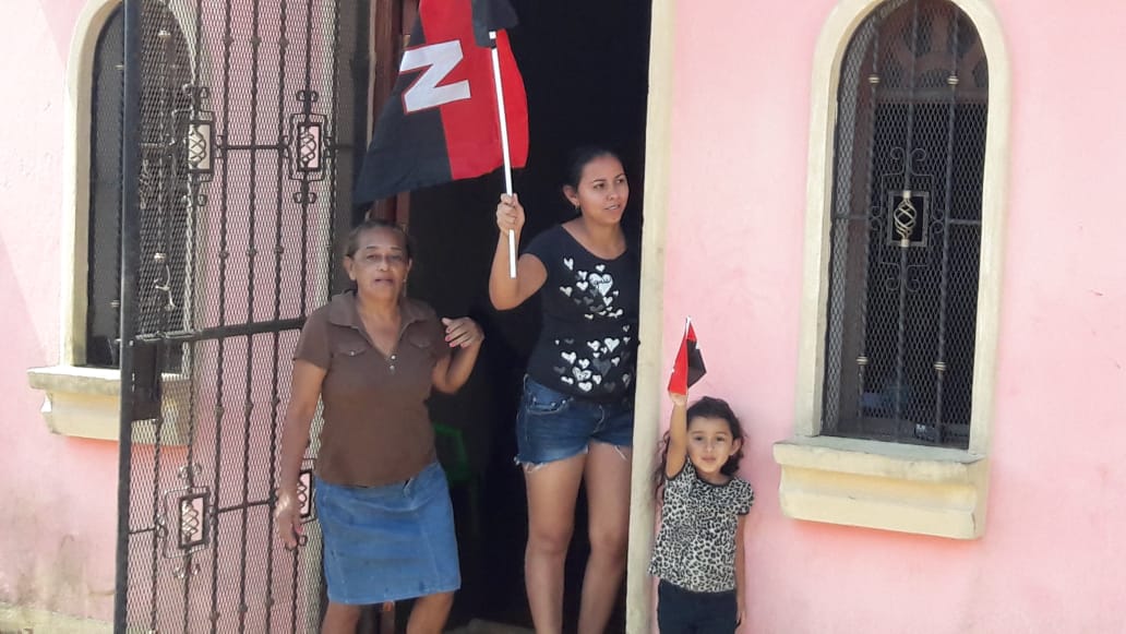 Carazo ondea sus banderas roji negra celebrando octubre victorioso