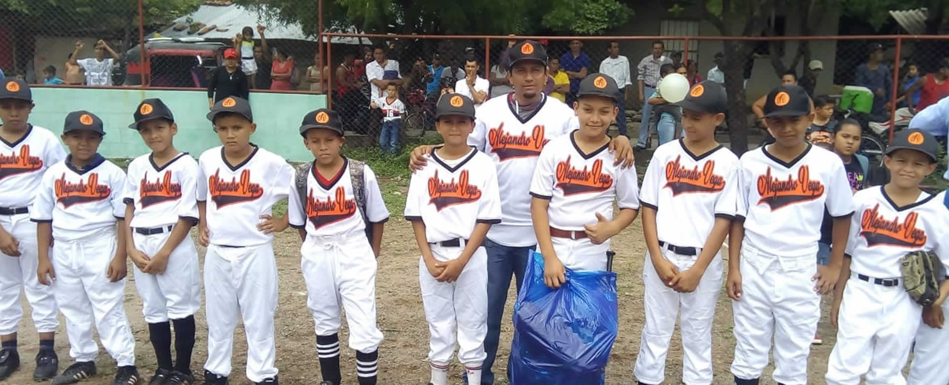 Familias y autoridades inaugura  la Liga Infantil de Béisbol en El Jicaral, León