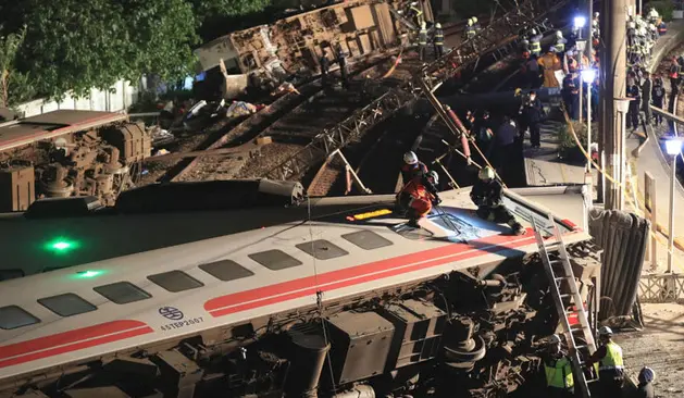 Alrededor de 17 personas mueren al descarrilarse un tren en Taiwán 