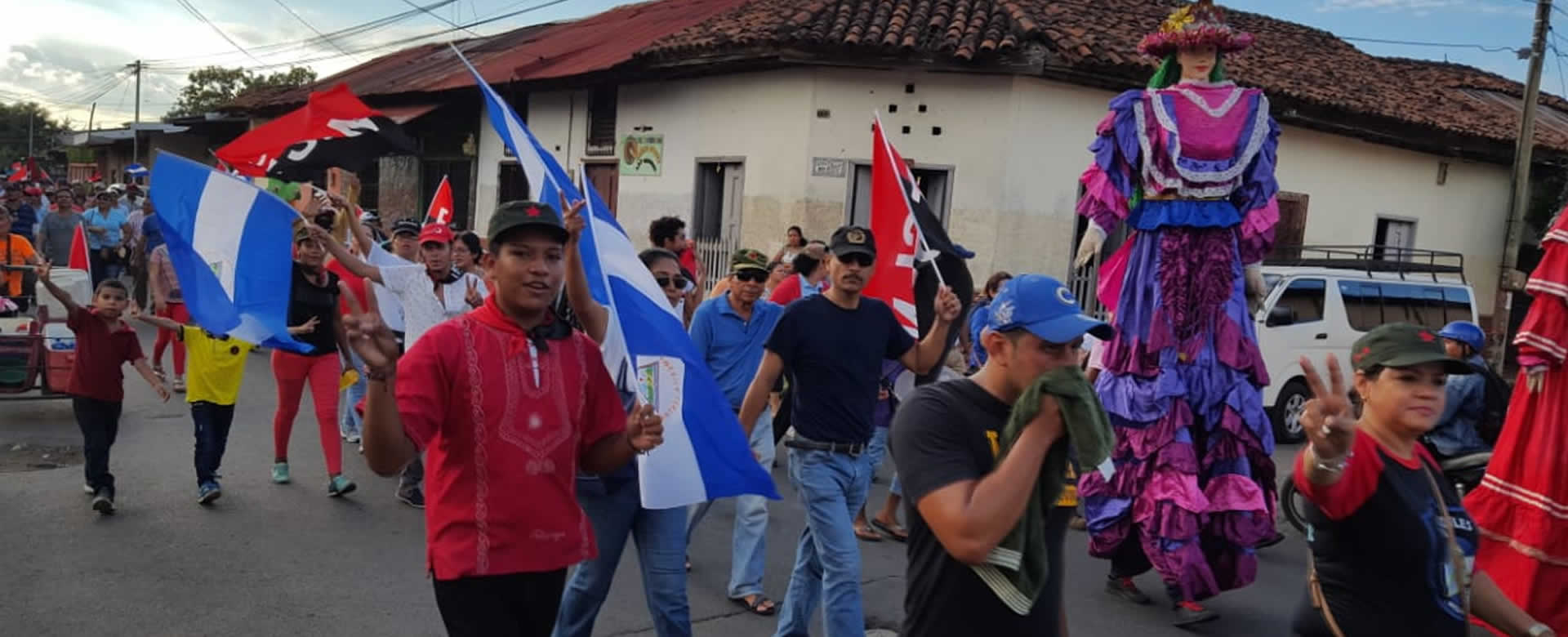 Las calles de la Primera Capital de la Revolución se tiñen de rojinegro