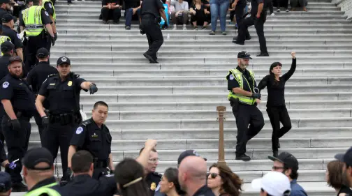A las afueras del Capitolio detienen a decenas por protestar contra nombramiento de Kavanaugh 