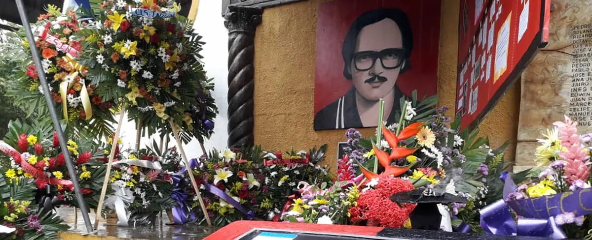 Mausoleo del Comandante Pedro Arauz Palacio es enflorado por la militancia sandinista