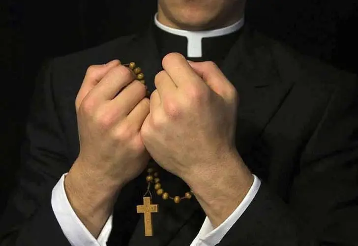 Denuncian a Sacerdote Costarricense, quien acorralaba a monaguillos antes de abusar de ellos 