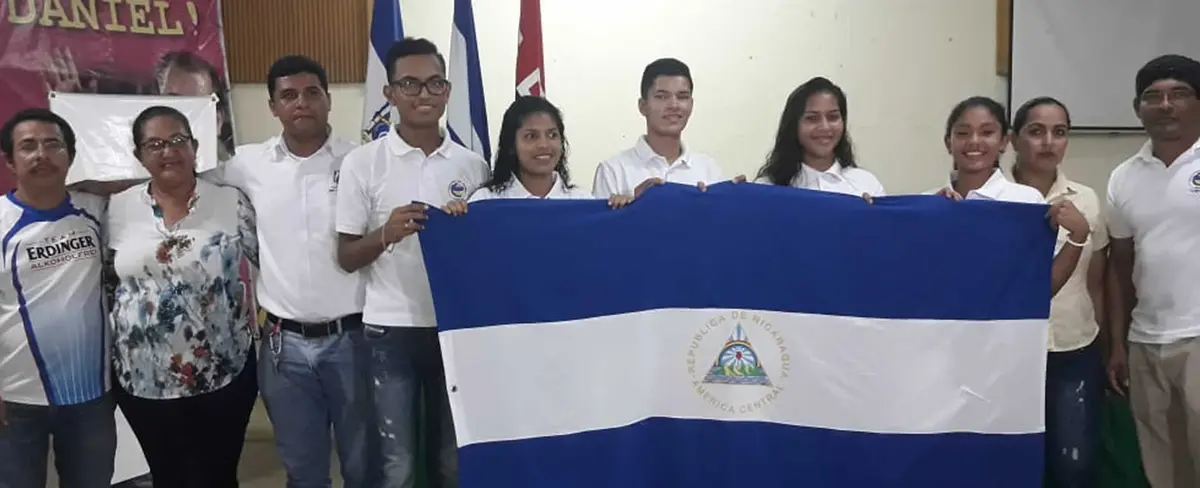 Autoridades rivenses abanderan a jóvenes que representaran al país en el sexto campeonato de Voleibol