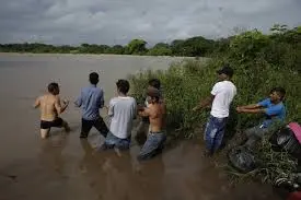 Migrantes hondureños desafían la muerte al cruzar un río ubicado en la frontera del Salvador