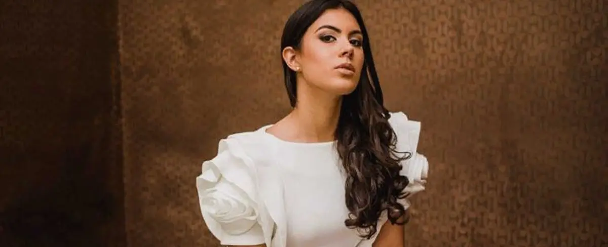 Adriana Paniagua con un rostro tenso, ¿serán retoques?