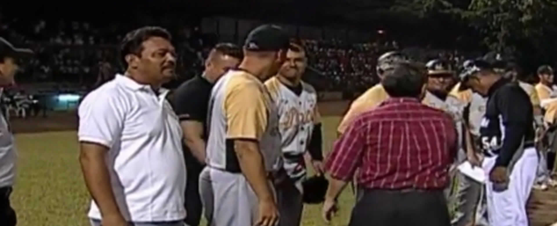 Arranca ceremonia inaugural de la XIV Liga Profesional de Béisbol en honor a Martín Ruiz