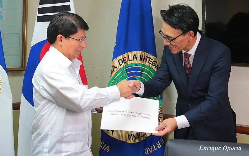 Nuevo embajador de la República de Corea entrega copias de Estilo a la cancillería  