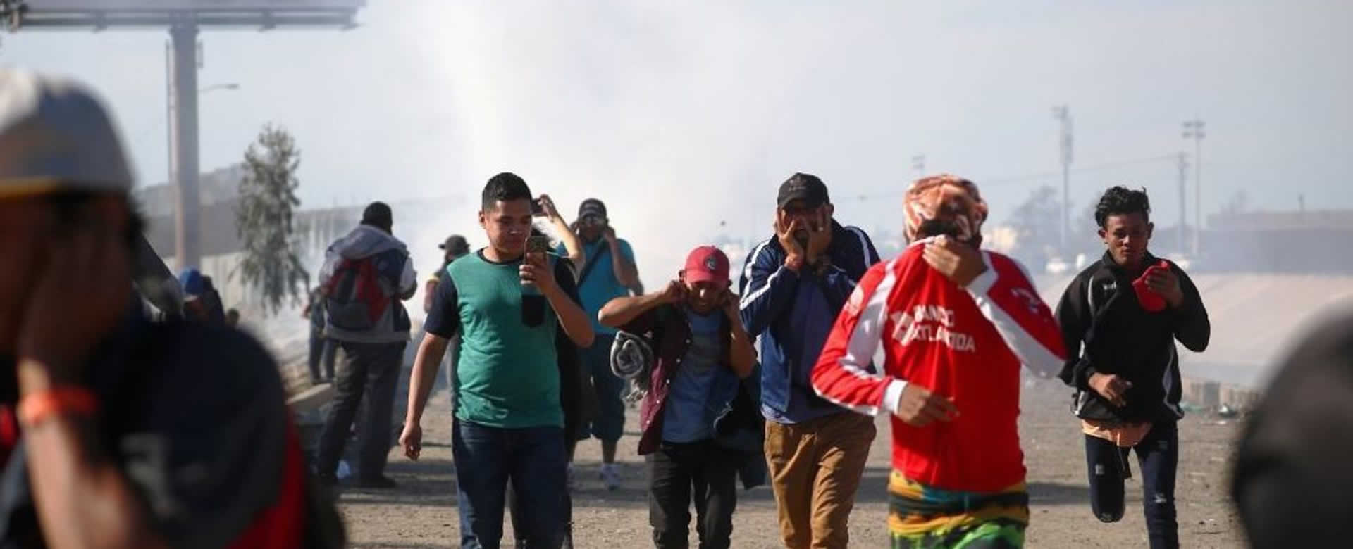 EE.UU. recibe a la oleada de migrantes con gases lacrimógenos