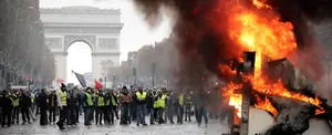 Miles de personas protestan en París por incremento en el precio del combustible