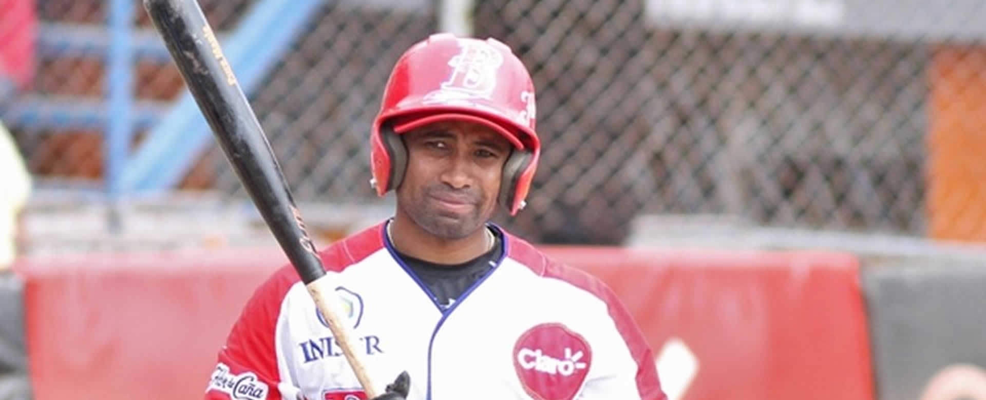 Pelotero cubano Maikel Cáceres deja liderato de la tribu por jugar con HOLGUIN