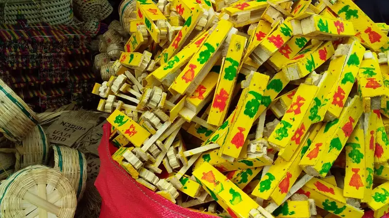 Pueblo mariano en busca de ofertas para la Purísima en el Mercado de Masaya
