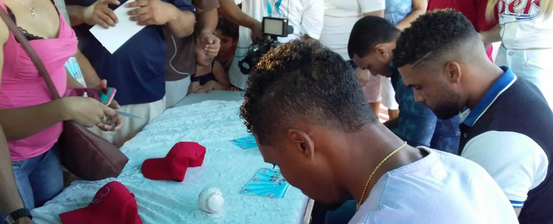 Estrellas del Béisbol comparten con fanaticada nica