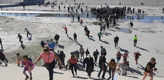 EE.UU. recibe a la oleada de migrantes con gases lacrimógenos
