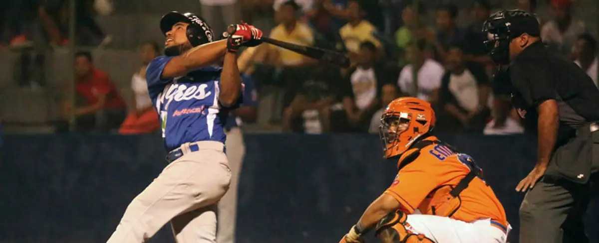 A pocos batazos de clasificar a la final de la Liga de Béisbol Profesional
