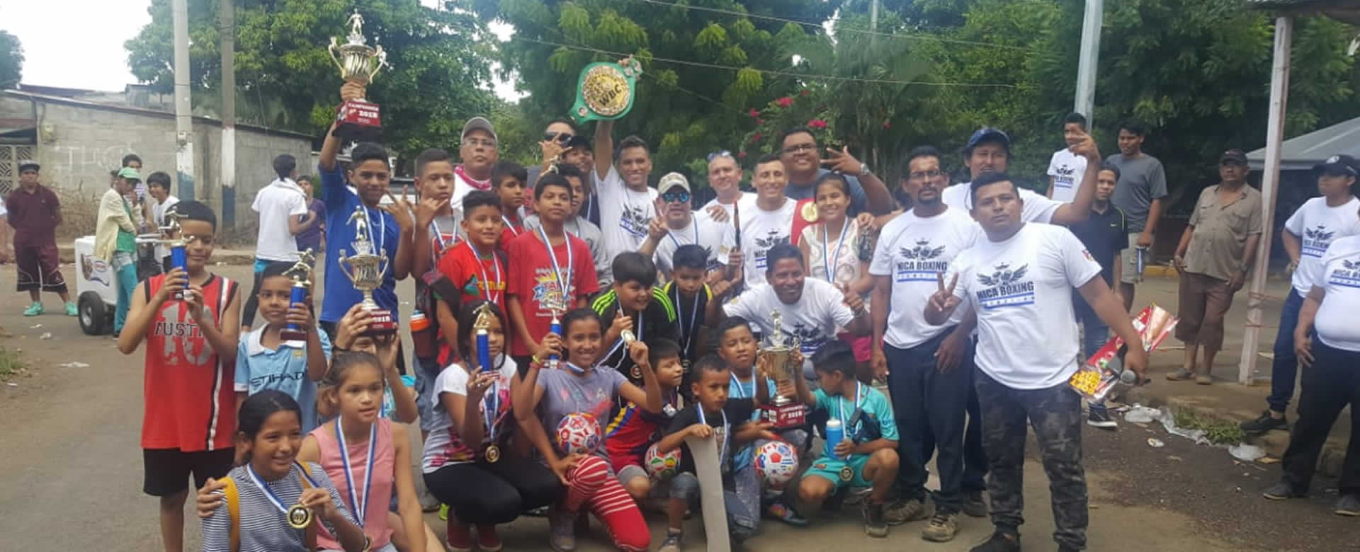 Cristofer González y Felix Alvarado entregan juguetes en sector de escuela Pablo Sexto