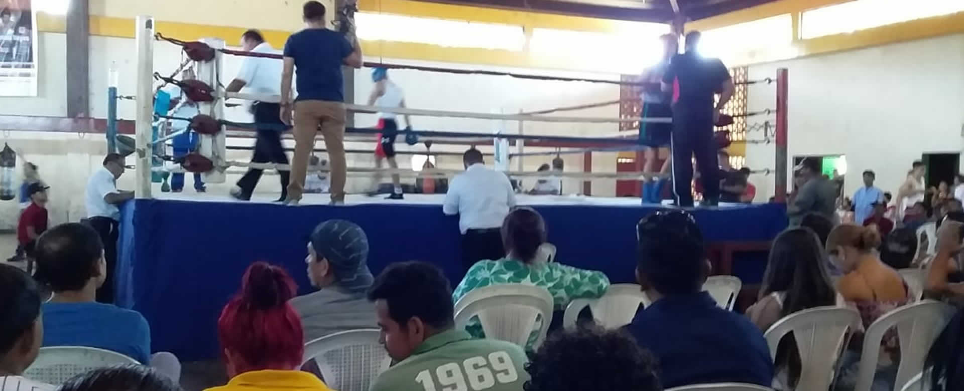 Familias capitalinas disfrutan de cartelera de Boxeo Amateur