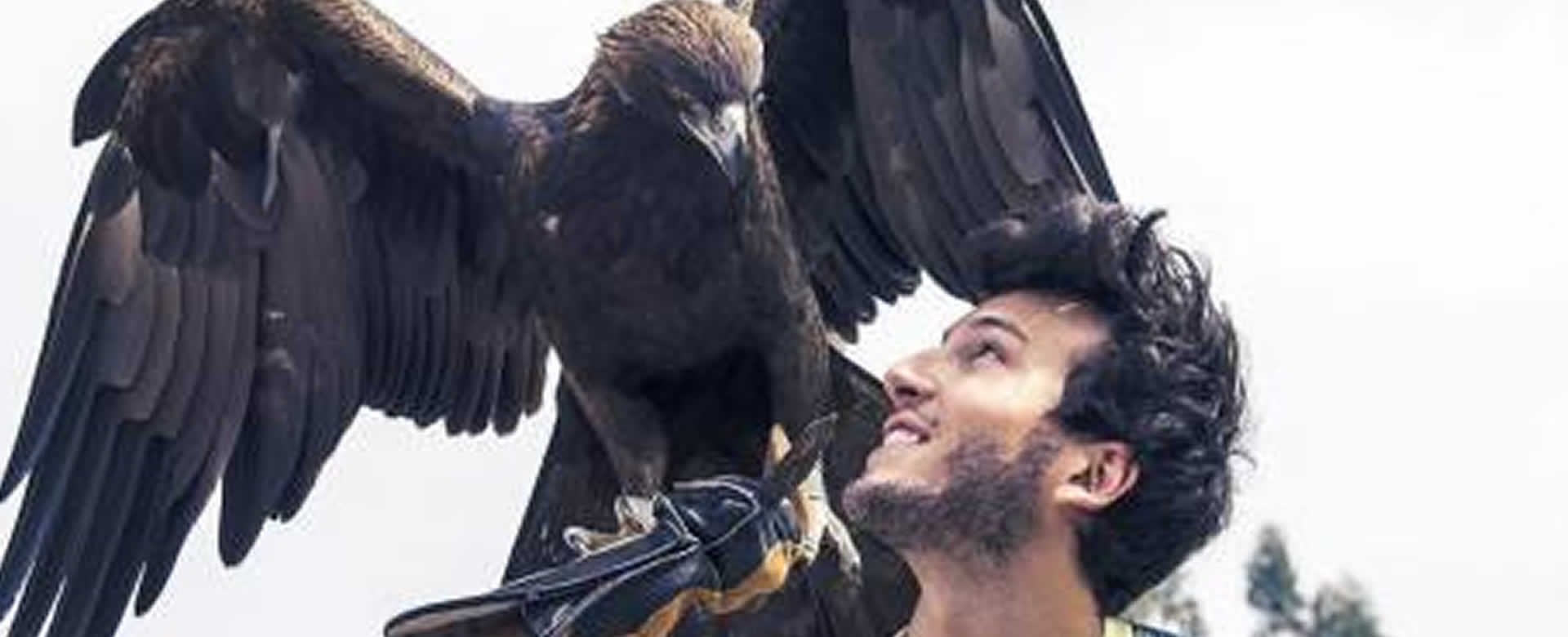 La mascota del América picotea a Sebastián Yatra