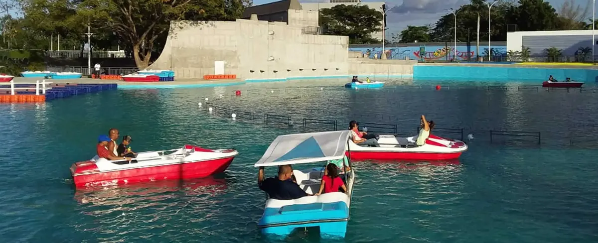 Capitalinos navegan en Lago Artificial del Parque Luis Alfonso