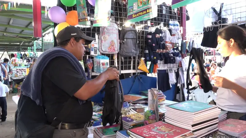 Capitalinos aprovechan descuentos en los útiles escolares del Parque Nacional de Ferias