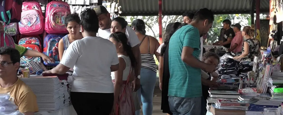 Capitalinos aprovechan descuentos del Parque Nacional de Ferias en los útiles escolares