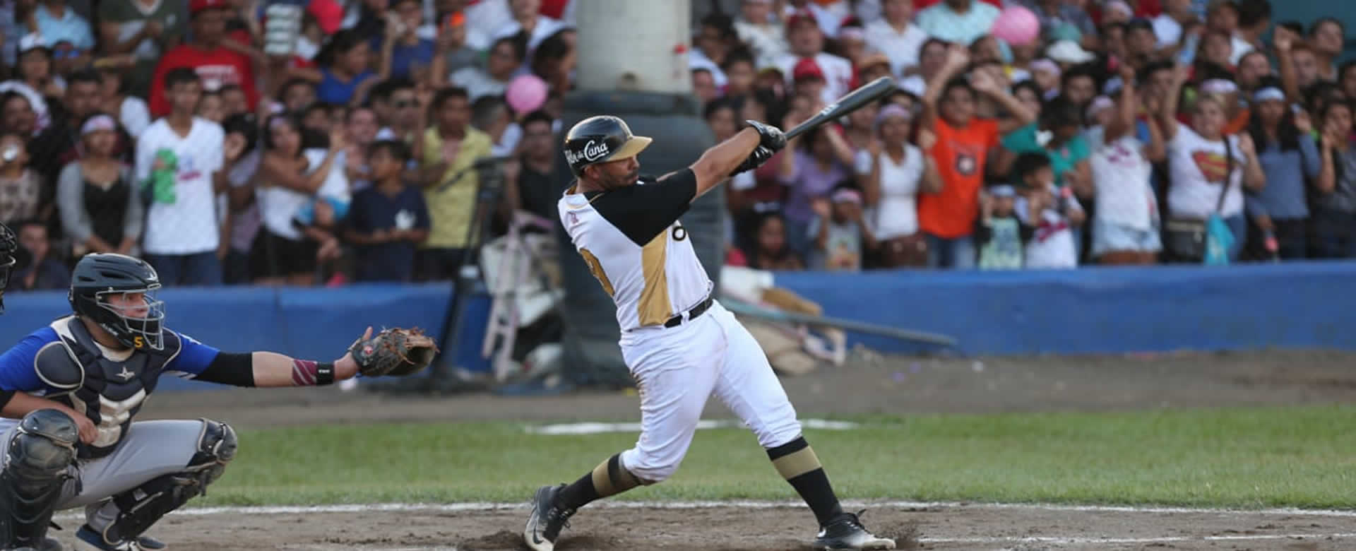 Leones dominantes en el tercer encuentro de la serie final
