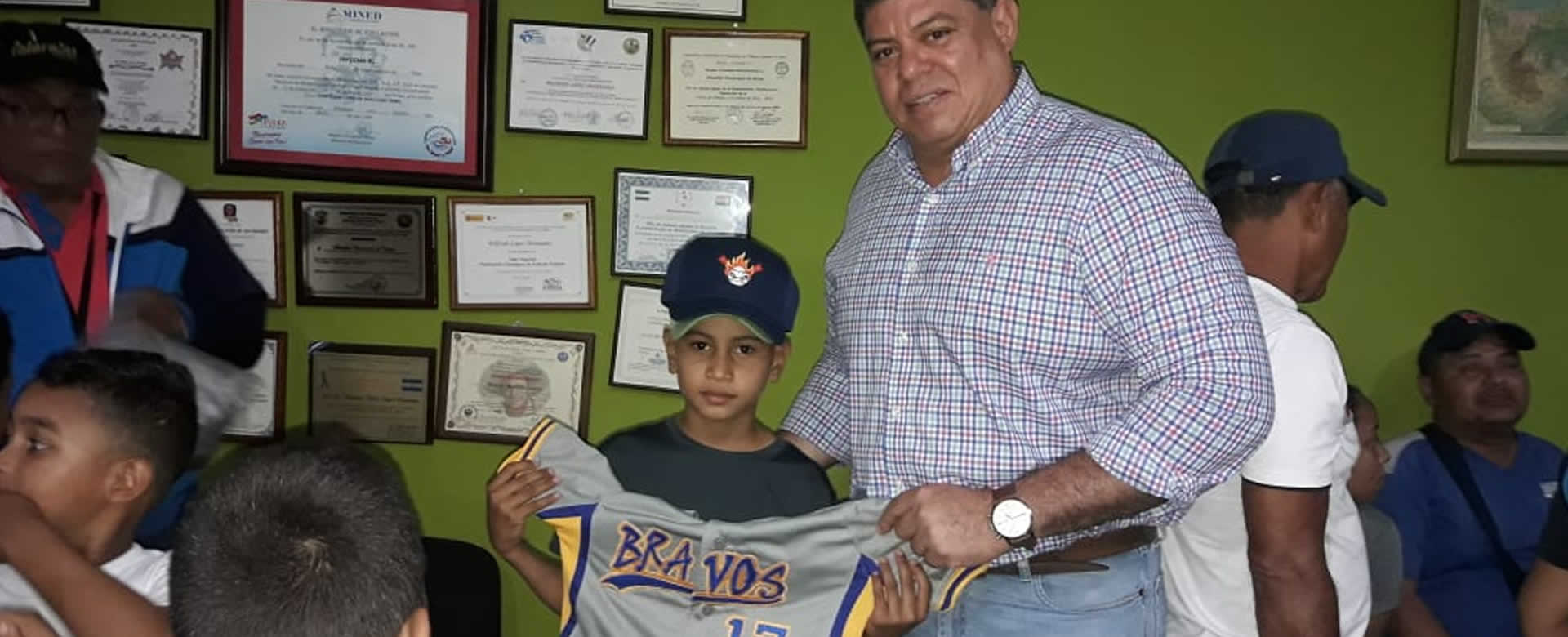 Alcaldía de Rivas entrega uniforme a equipos infantiles de béisbol
