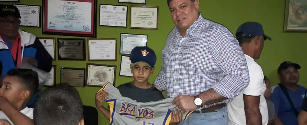 Alcaldía de Rivas entrega uniforme a equipos infantiles de béisbol