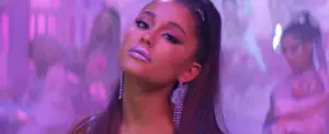 Ariana Grande podrá borrarse su tatuaje y ganar mucho dinero
