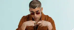 Bad Bunny enciende las redes al publicar una foto donde aparece desnudo en la cama