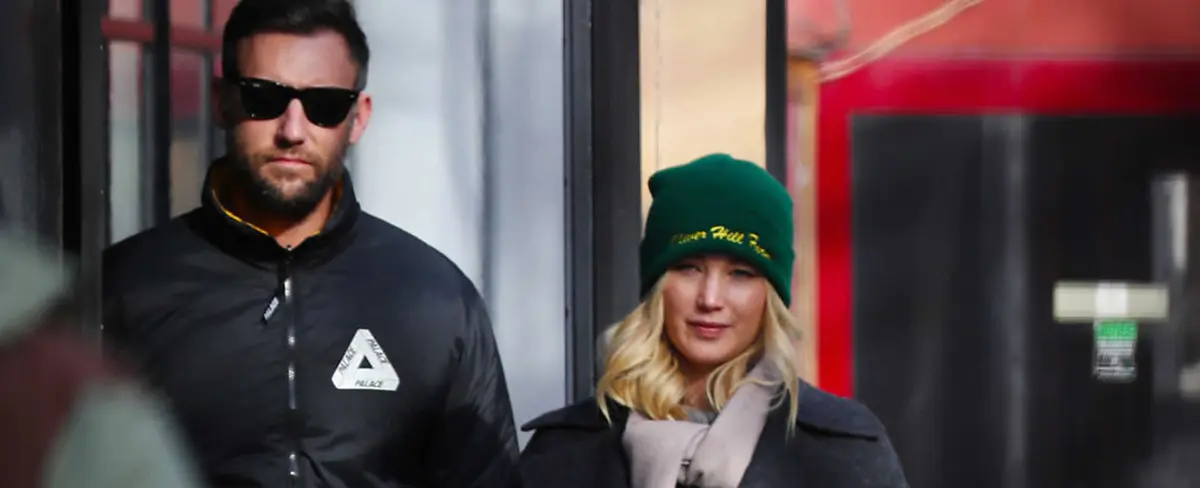 Jennifer Lawrence luce precioso anillo de la mano del galerista, Cooke Maroney