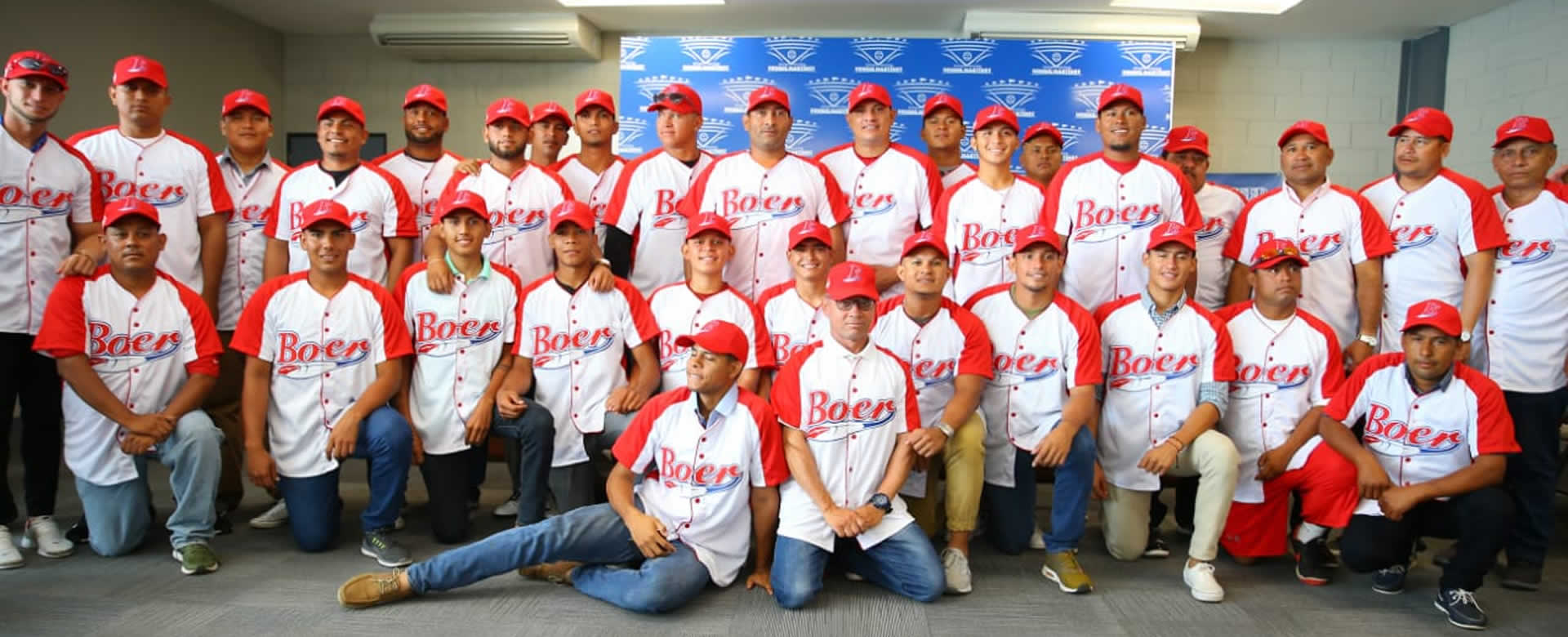 Junta directiva del Bóer realiza entrega oficial de uniformes para la temporada 2019