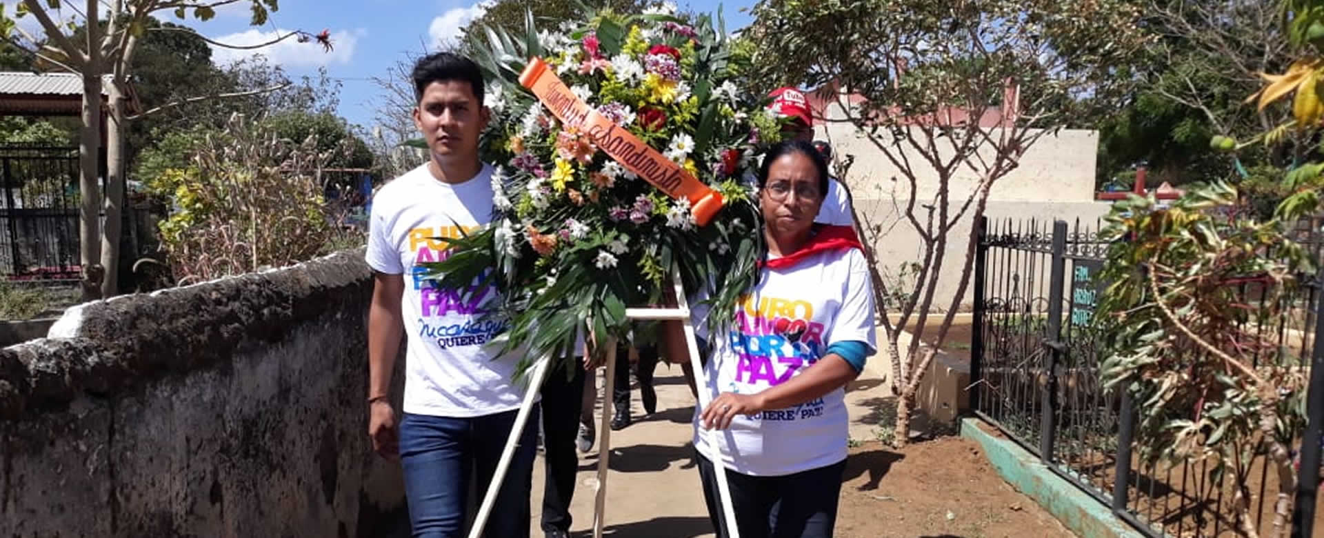 Juventud Sandinista deposita ofrendas florales a los héroes de la gesta de Los Sabogales