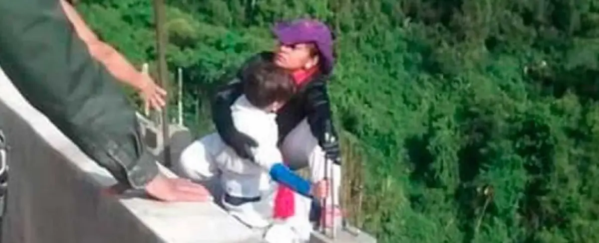 Mujer se lanza de un puente en Colombia con su hijo en brazos