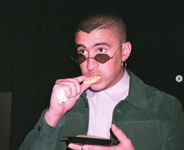Bad Bunny enciende las redes al publicar una foto donde aparece desnudo en la cama