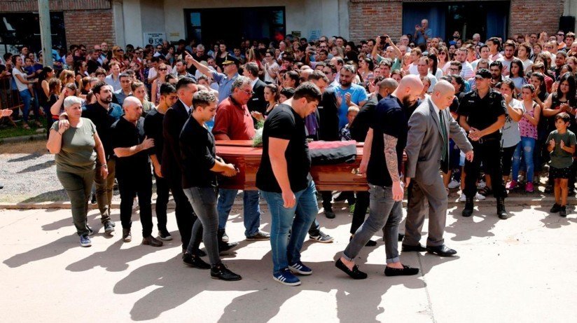Familia y fanáticos dan el último adiós a Emiliano Salas