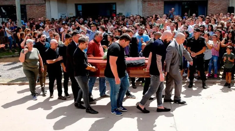 Familia y fanáticos dan el último adiós a Emiliano Salas