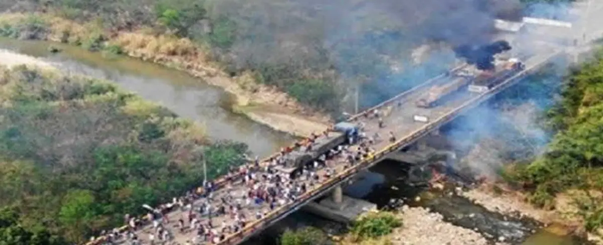 Grupos opositores venezolanos provocan incendio de camiones en frontera colombiana
