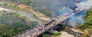 Grupos opositores venezolanos provocan incendio de camiones en frontera colombiana