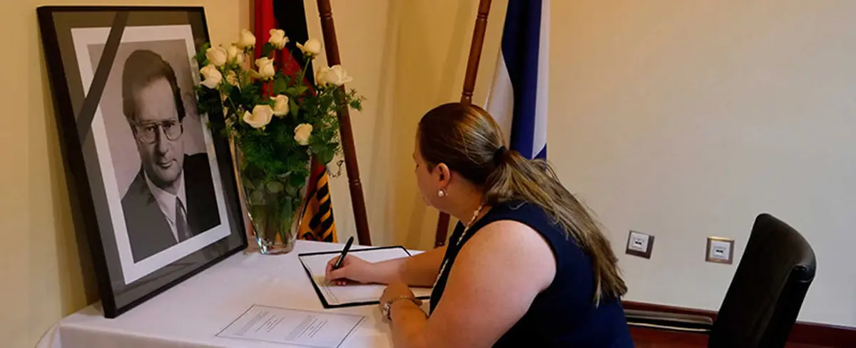 Nicaragua firma libro de condolencias ante el fallecimiento del Dr. Klaus Kinkel, Ex Ministro de Alemania