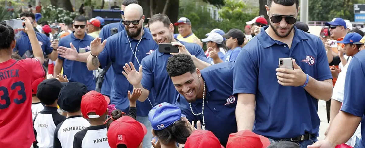 Selección de Puerto Rico se reúne con los niños de la Academia Roberto Clemente