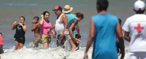 Veraneantes disfrutan su fin de semana en las playas de Pochomil 