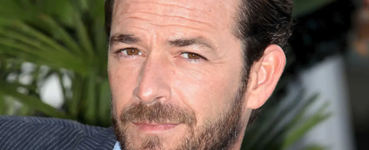 A días de la muerte del actor Luke Perry, se filtran invitaciones de su boda en agosto