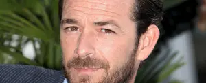 A días de la muerte del actor Luke Perry, se filtran invitaciones de su boda en agosto