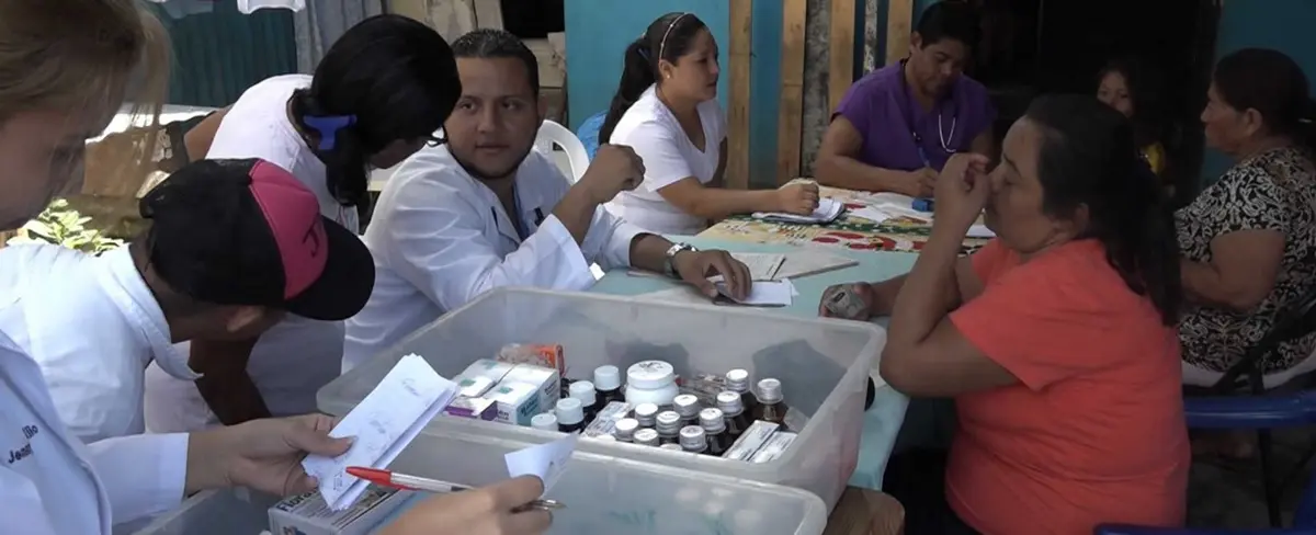 Clínica móvil se estaciona con servicios médicos especializados en el Distrito II de la capital