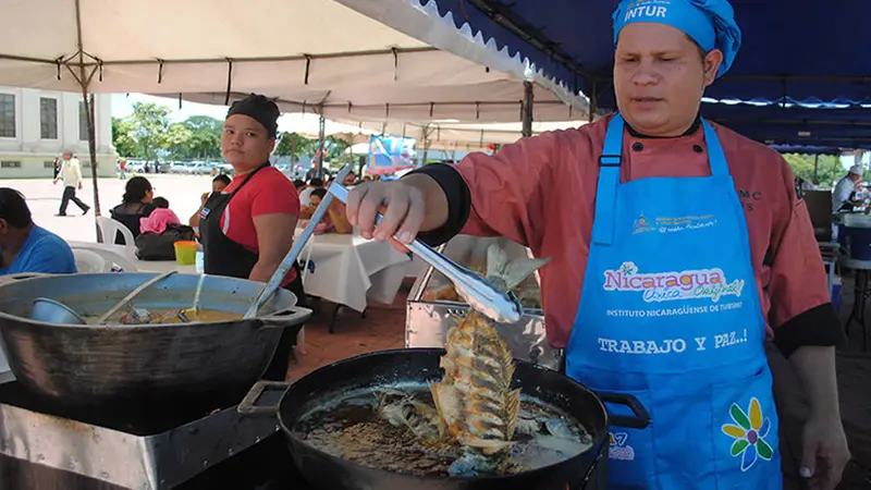 Capitalinos disfrutan de deliciosos mariscos en la Feria del Mar