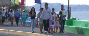 Familias disfrutan de los centros recreativos de la capital