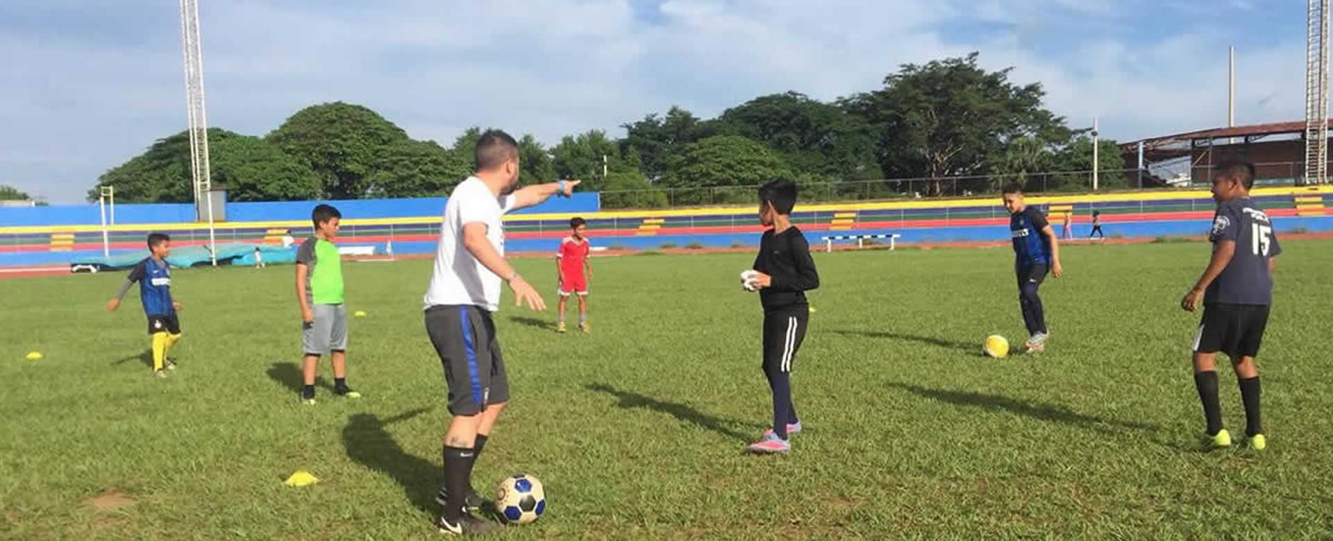 Entrenadores de Fútbol Nacional mejoran conocimientos con técnicos del Milán