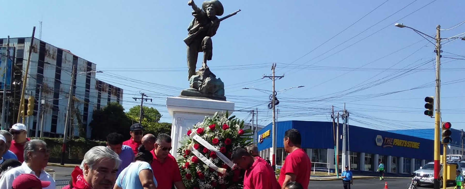 Movimiento Liberal Constitucionalista Independiente deposita ofrenda floral al soldado niño Ramón Montoya